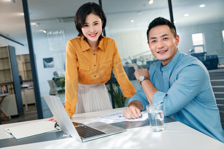 商务男女在办公室讨论工作