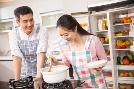 年轻夫妇在厨房煲汤