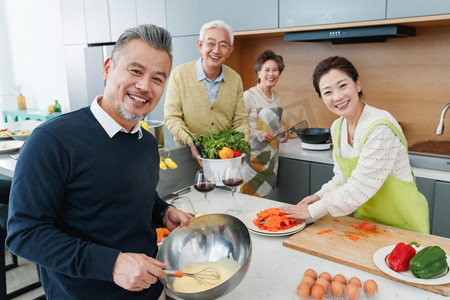 中老年人在厨房做饭