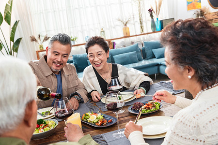 聚餐时中年男士给朋友倒红酒