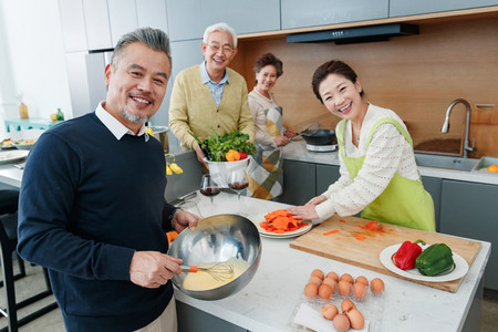 中老年人在厨房做饭