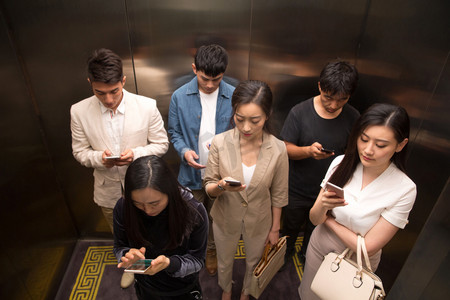 商务青年男女乘电梯