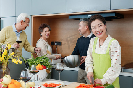 关爱老老年人健康摄影照片_快乐的中老年人在厨房做饭