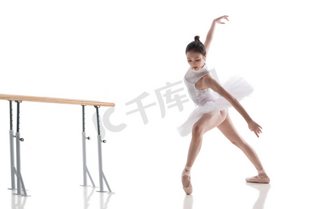 塔罗牌精灵摄影照片_练习跳芭蕾的青年女人