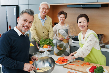 中老年人在厨房做饭