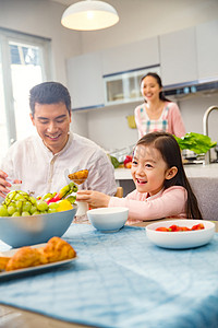 绿色食品清新摄影照片_幸福家庭在吃早餐