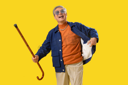 拿着拐杖的快乐老人