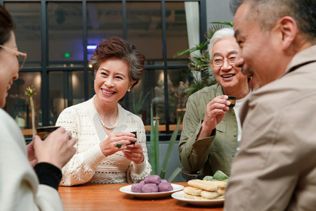 中老年人养生摄影照片_中老年人喝茶聊天
