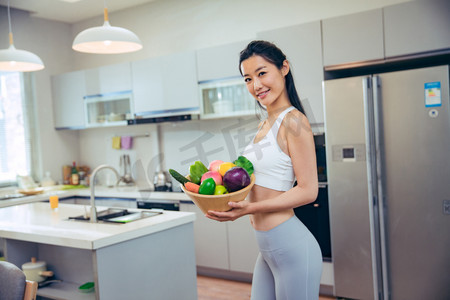 穿着运动装的青年女人在厨房