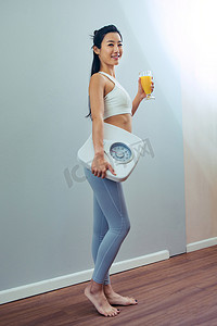 创意橙汁海报摄影照片_青年女人健身