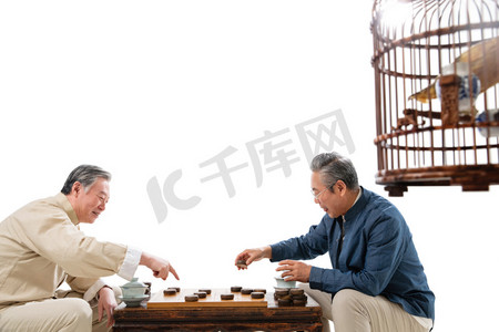 两位老年朋友下象棋