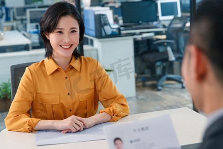 招聘中国摄影照片_青年女人参加工作面试