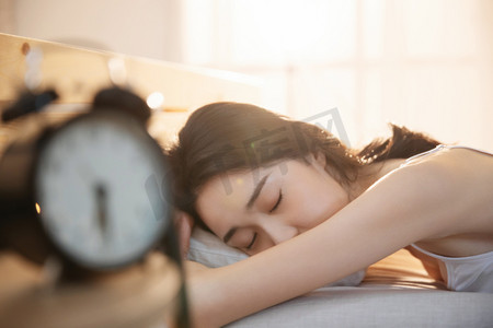 背心图片摄影照片_年轻女人趴在床上睡觉