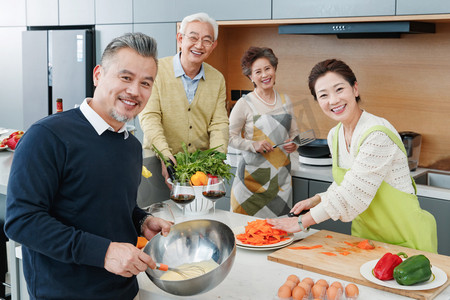 中老年人在厨房做饭