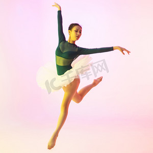 背景正方摄影照片_青年女人跳芭蕾舞