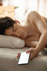 玩手机玩到睡着的年轻男人