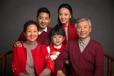 家庭背景图摄影照片_幸福家庭过新年
