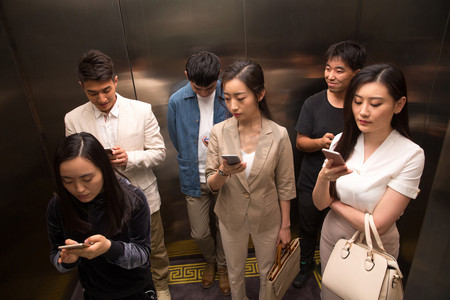 25d电梯摄影照片_商务青年男女乘电梯