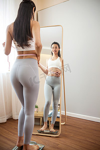 青年女人测量体重