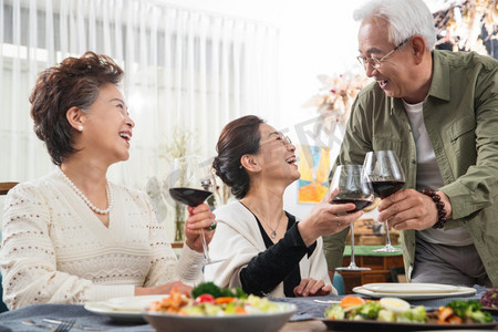 聚会上快乐的老年人闲聊干杯