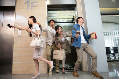 商务男女挤电梯