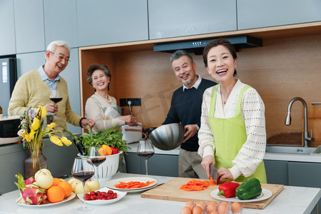 中老年人在厨房做饭