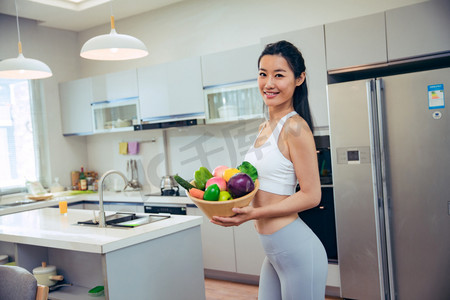 穿着运动装的青年女人在厨房