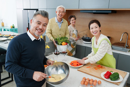 中老年人在厨房做饭