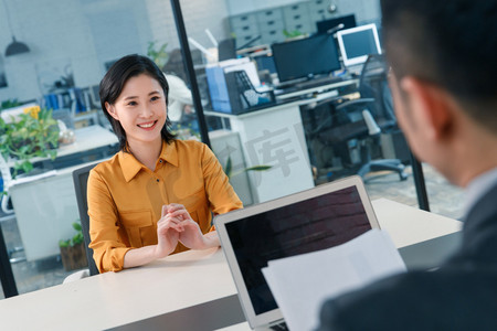 人像简历摄影照片_青年女人参加工作面试