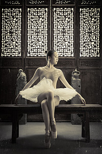 对比图摄影照片_青年女人在中式古典门前跳芭蕾舞