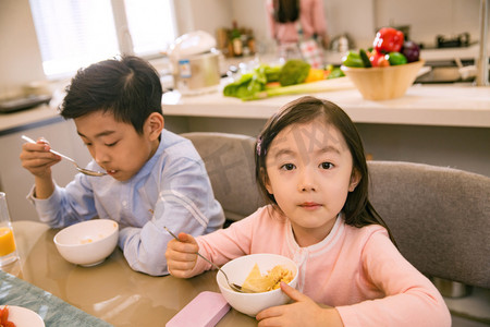 男孩女孩在吃饭