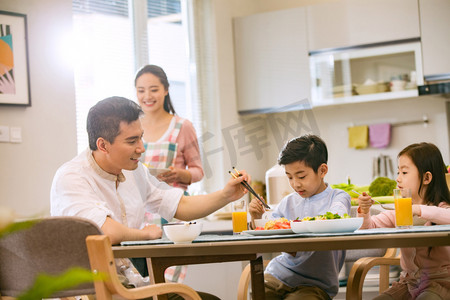 绿色食品清新摄影照片_幸福家庭在吃饭