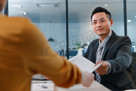 商务人士会谈人物摄影照片_商务人士求职面试