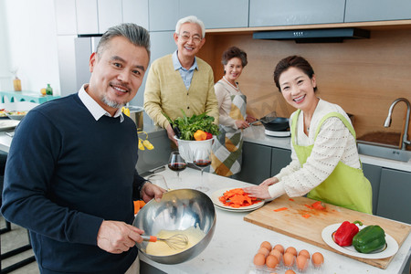 中老年人在厨房做饭