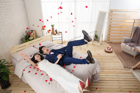新婚图片摄影照片_新婚夫妇在卧室里共享甜蜜时光