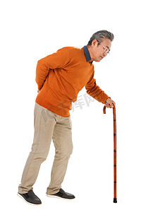 背景纯白色摄影照片_拄着拐杖行动不便的老人