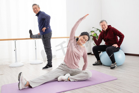 瑜伽场景摄影照片_做健身运动的老年人