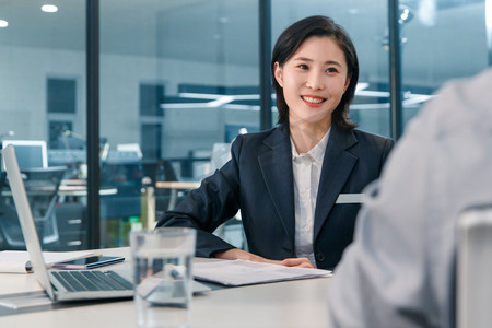 微笑女人摄影照片_销售人员接待顾客