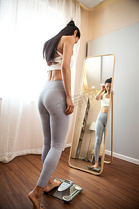 减肥瘦身摄影照片_青年女人测量体重