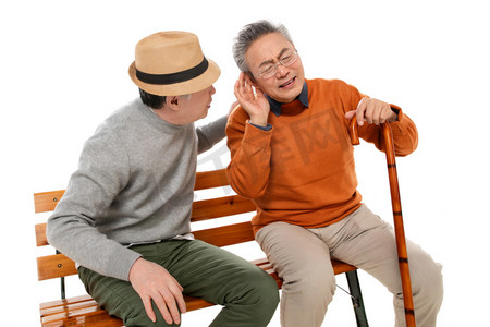 两人聊天摄影照片_两位老年朋友坐在长椅上聊天
