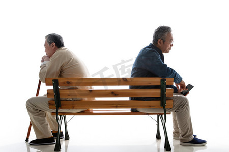 社区老人摄影照片_坐在长椅上的老年人