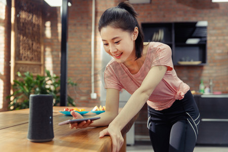 青年女人在家看手机