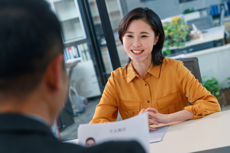 大学生个人简历摄影照片_青年女人参加工作面试