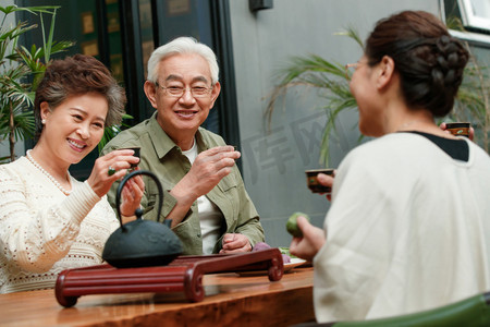 老年餐厅摄影照片_中老年人喝茶聊天