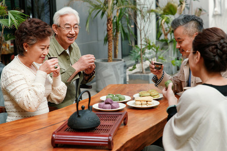 中老年人喝茶聊天