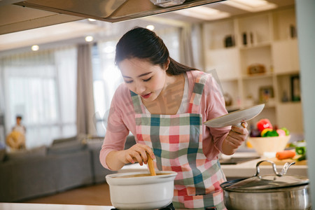 青年女人在厨房煲汤