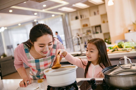 年轻妈妈和女儿在厨房