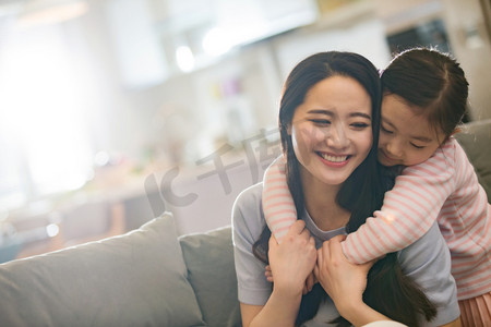 儿童房间摄影照片_母亲和女孩在客厅