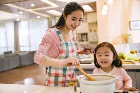 年轻妈妈和女儿在厨房