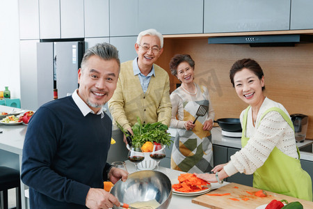 中老年人在厨房做饭